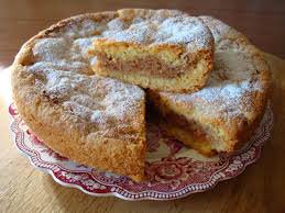 La torta di amaretti appartiene alla dolce tradizione genovese.