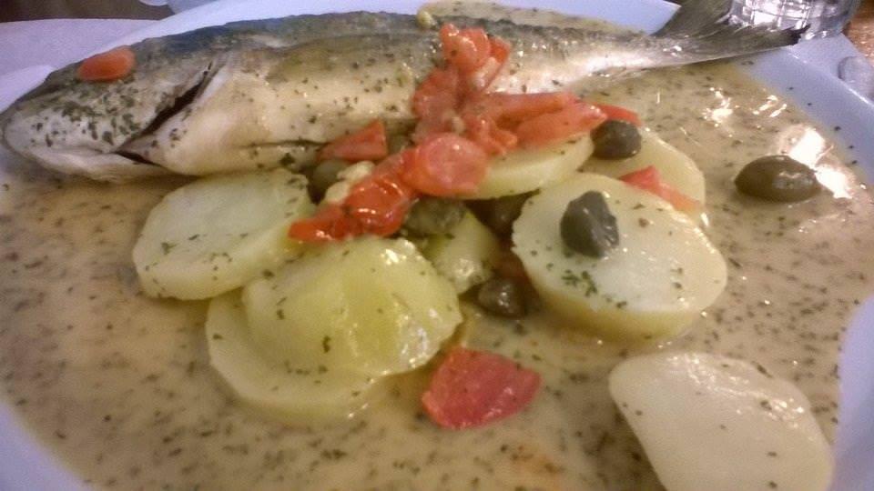 Piatto con pesce orata e patate servito alla Scarpetta di Sestri Ponnete