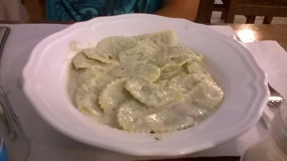 piatto di tortelli in salsa di noci.