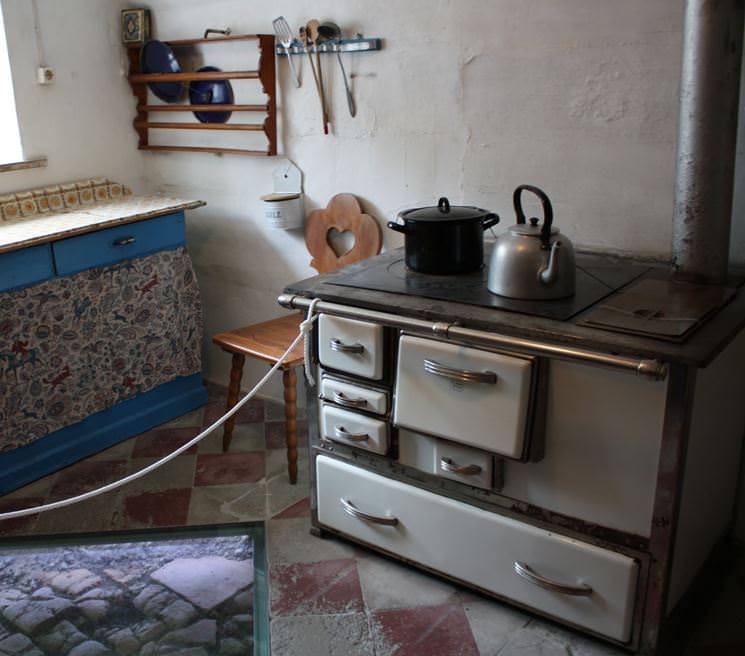 una vecchia cucina ancora in uso negli anni sessanta