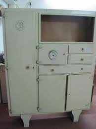 anni sessanta una credenza di quel periodo