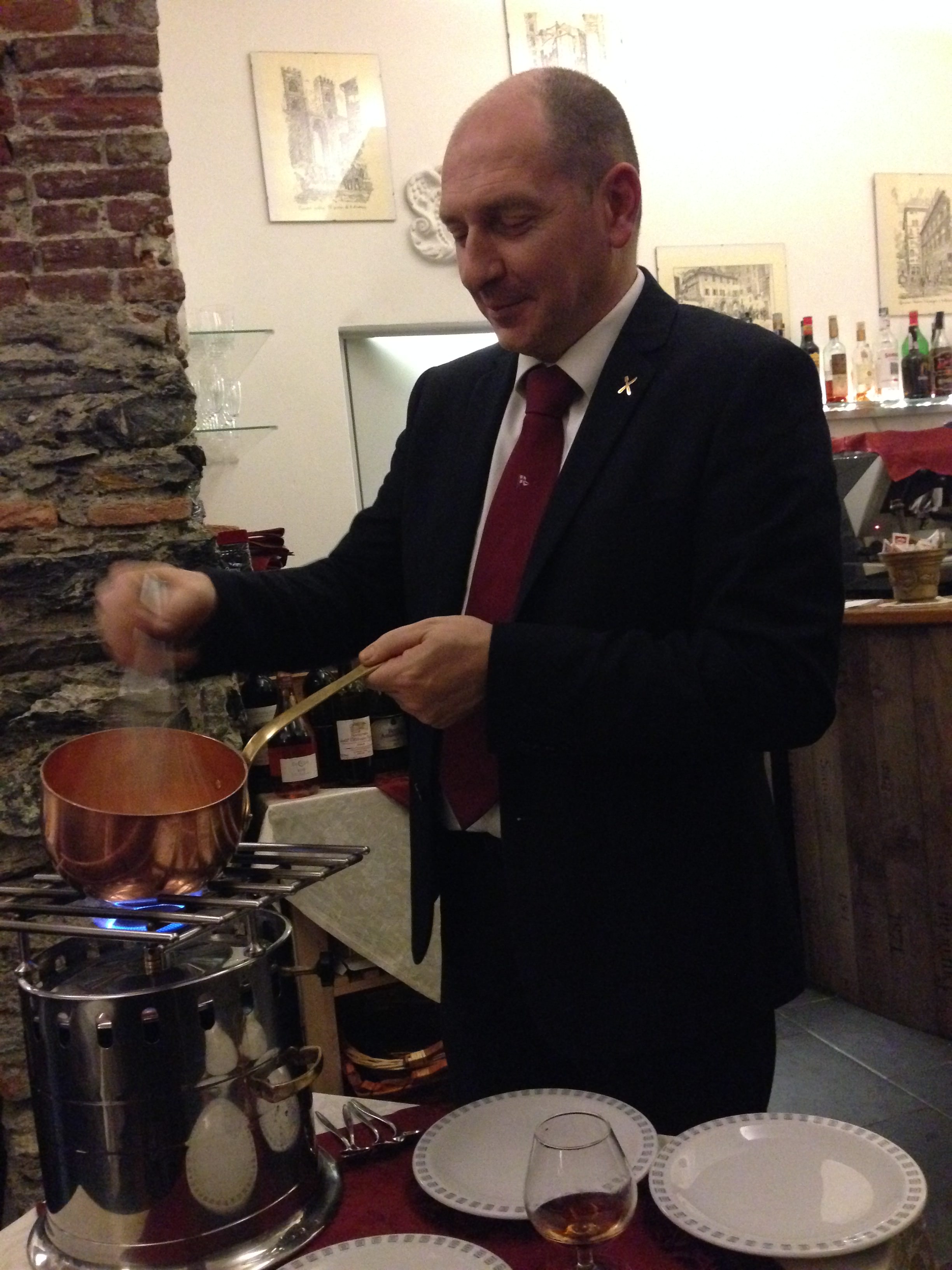 A La Botte flambè con sercizio in sala per i clienti entusiasti.